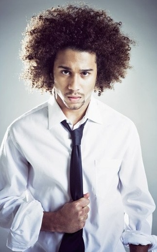 Foto de Corbin Bleu con mucho cabello parado