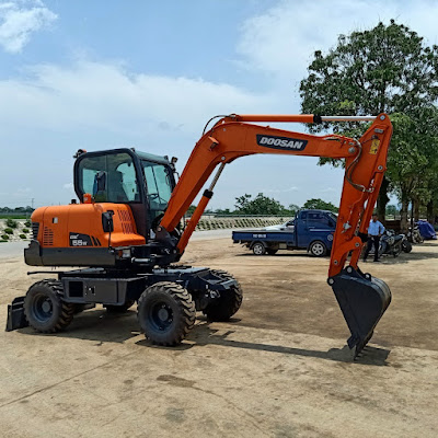 Máy xúc doosan bánh lốp dx55w bàn giao tại Phú Thọ