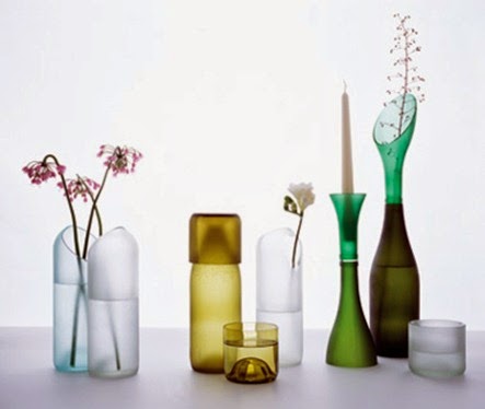 FLOREROS RECICLADOS - FLOREROS DE BOTELLAS DE VIDRIO - DECORACIÓN CON BOTELLAS DE VIDRIO RECICLADO vía http://manualidadescreativasyfaciles.blogspot.com/2014/03/floreros-reciclados-floreros-de.html