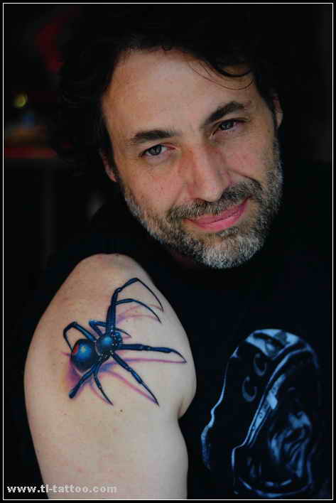 what a cool spider tattoo!!!!!!!i love this tattoo so much, how about you!