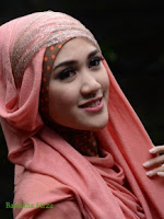 Kreasi jilbab pashmina model terbaru dengan aksesoris headband