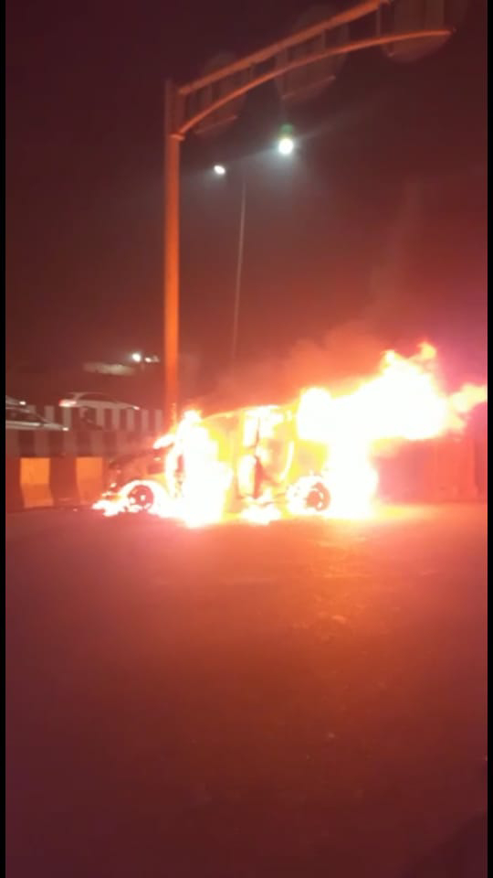 अचानक चलती कार में लगी आग देखते ही देखते  कार आग का गोला बन गई