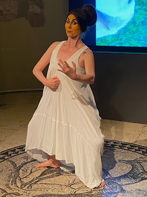 Teatro Danza Indiano Marialuisa Sales MUSEO DELLE MURA "IL CANTO DELLE MELISSE" Installazione: Loredana Raciti Teatro-Danza: Marialuisa Sales nell'ambito di  GHE GAIA TERRA di Antonietta Campilongo  Video Museo delle Mura   Marialuisa Sales e Loredana Raciti  Il Canto delle Melisse https://youtu.be/2Oes0kzSOhM  Il Nido delle Melisse, opera poetica ed ariosa, è di contro una critica sottile all’attuale, crescente, distacco dell’umano-macchina da Madre Terra. Le installazioni di Loredana Raciti sono state sempre concepite per poter danzare con corpi vibranti capaci di assimilarne l’essenza: in continuità con questa Visione, Il Nido delle Melisse è un canto e una danza interiore, silenziosa e meditata, sull’universale spartito del suono primordiale delle api.In tempi remoti la Melissa era la Regina di tutte le api. Le sue leggende nascono nell’antico mondo mediterraneo, nella calda e selvaggia terra di Creta, dove Ella era una delle luminose espressioni della primitiva Potnia dei fiori, Dea celata nelle forme di un’ape. Ella era la sacra e libera energia naturale che dimorava sì nelle graziose api e nel loro regno fiorito, ma poteva assumere anche sembianze diverse, in un’infinita e gioiosa libertà d’espressione. “La Danza delle Api” è un’offerta a queste Grandi Madri, portata da una danzatrice-attrice che esegue un antichissimo assolo di Teatro-Danza sacro dell’India dedicato ad un’ape Melissa con il suo fiore. Museo delle Mura Via di Porta S. Sebastiano 18 Roma 22 aprile 2022 ore 17
