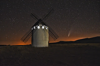 Fotografía nocturna del molino y el cometa neowise