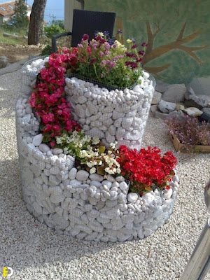 horta espiral é uma técnica de jardinagem eficiente e sustentável que permite o cultivo de uma grande variedade de plantas em um espaço compacto, otimizando as condições de crescimento e economizando água.