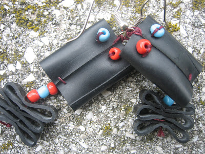fülbevaló bicikli gumibelsőből kék piros gyöngyökkel