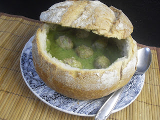 Crema de verduras y albóndigas en pan