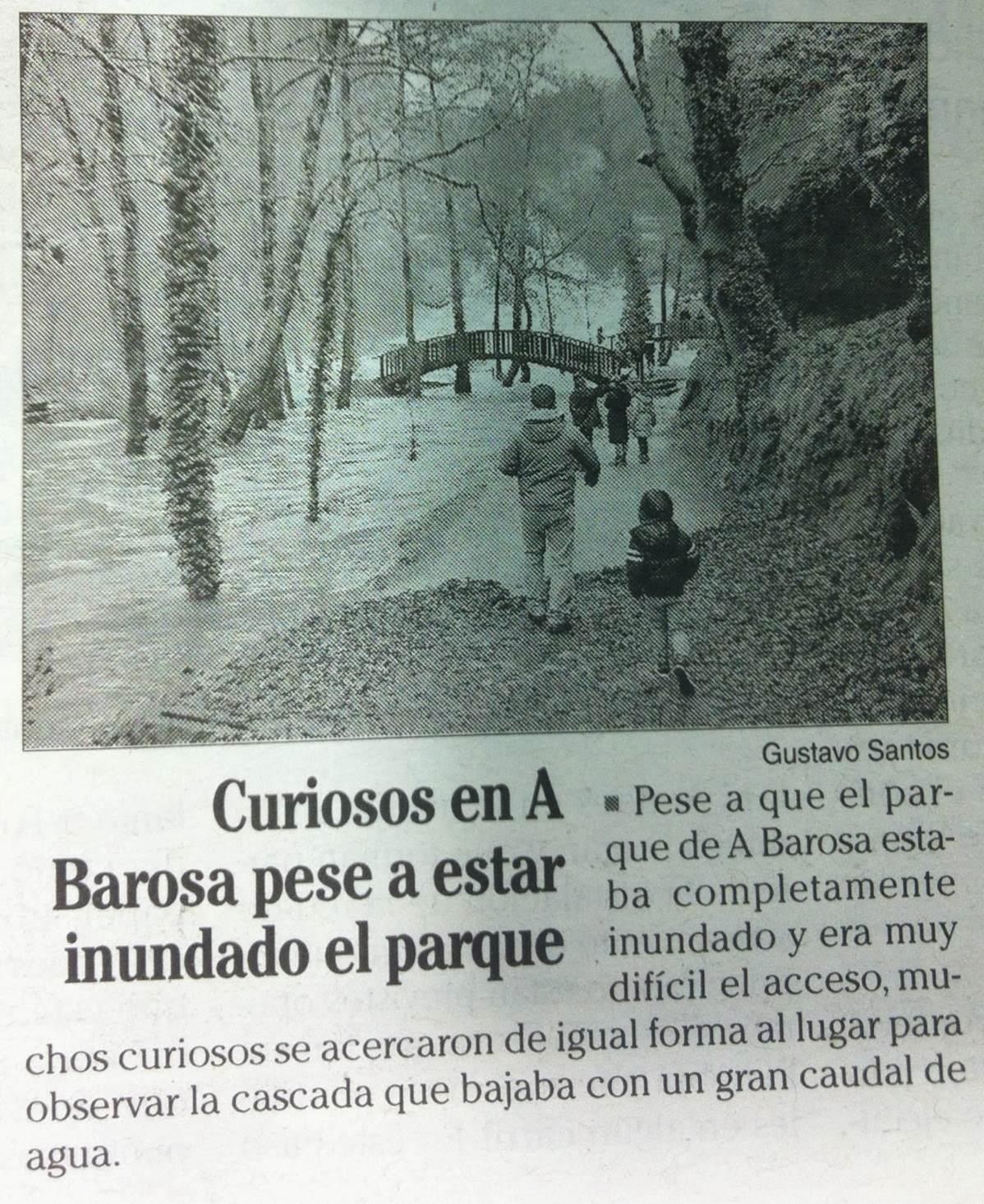 Curiosos en A Barosa a pesar de estar inundado el parque