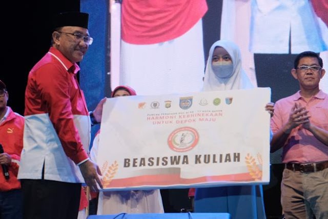 Idris Berikan Bea Siswa Kuliah 20 Siswa Lulusan SMU