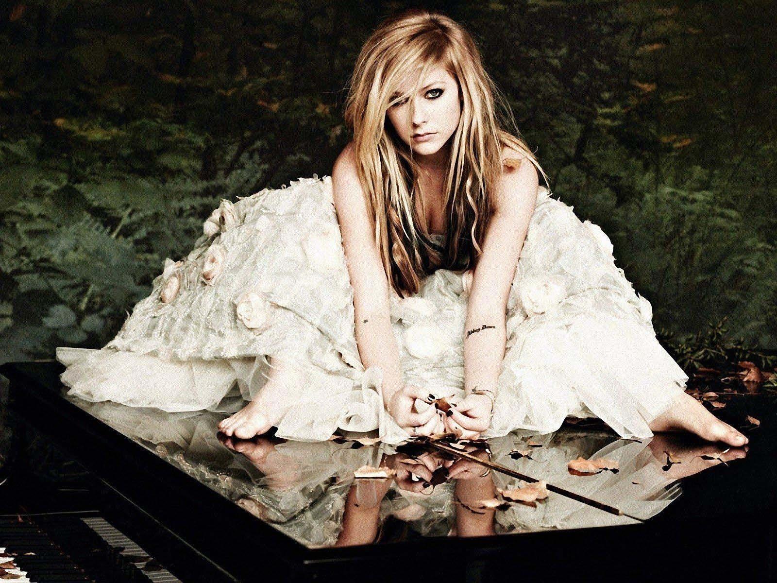 Avril Lavigne Hot HD Wallpapers 2012 #15