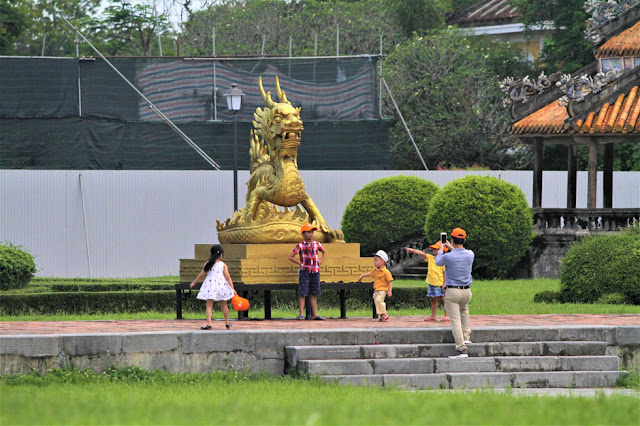 hàng nghìn du khách tham quan du lịch Huế