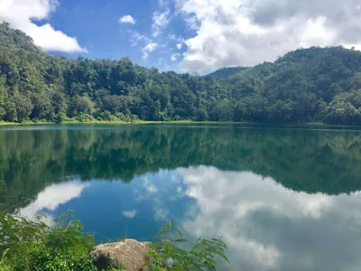 Danau Ranamese, berada di dalam hutan hujan tropis pegunungan Ranaka. perairan biru kehijauan