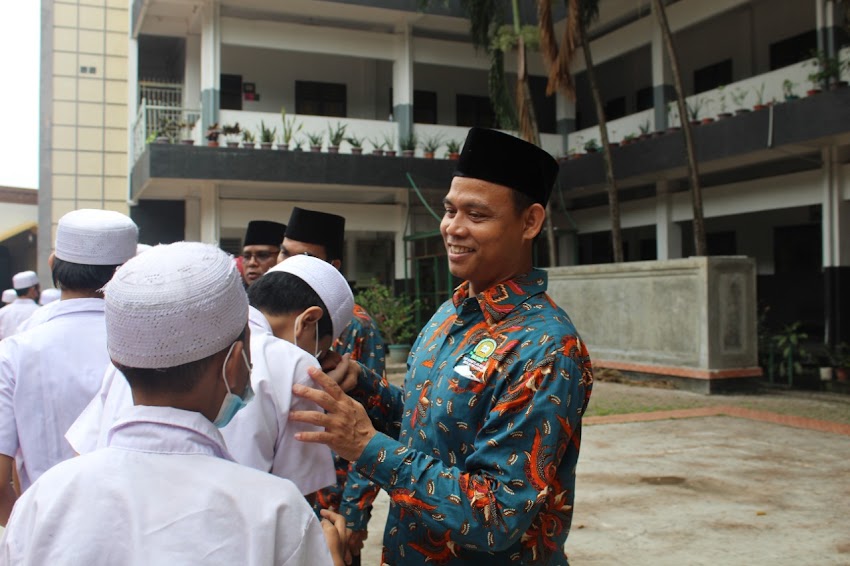 Hari Pertama Sekolah Diwarnai dengan Halal Bil Halal