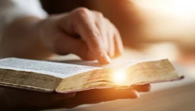 bíblia na mão lendo a Palavra