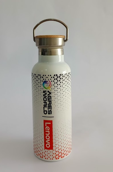Tumbler adalah botol minum praktis yang bisa digunakan ulang, cocok untuk aktivitas sehari-hari dan ramah lingkungan.
