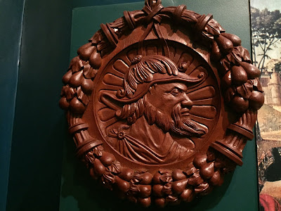 Disco em madeira talhada com perfil lateral de Vasco da Gama