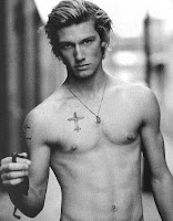 alex-pettyfer-B-W-pic-02.jpg