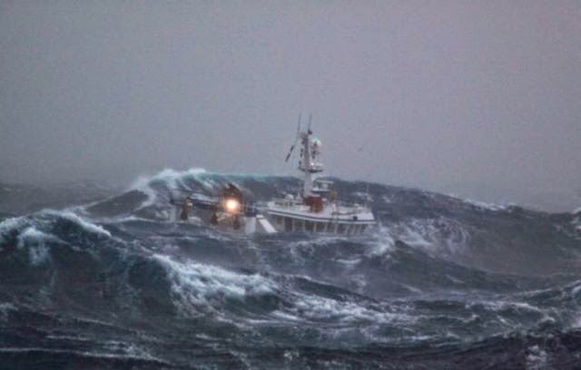 Foto Foto Kapal Berjuang Melawan Ombak dan Badai