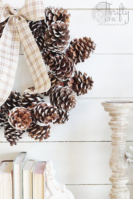 DIY Winter pine cone wreath. DIY pine cone crafts. DIY Christmas wreath tutorial. Christmas craft ideas. Easy Christmas crafts. DIY Christmas decor.