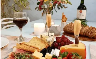 Como montar uma  mesa de queijos e vinhos