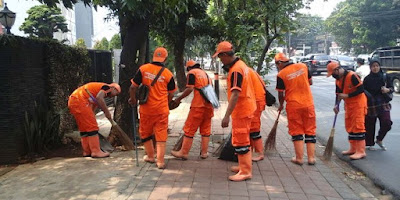 Tugas Berat Yang Dikerjakan Sebagai Penyapu Jalan Dengan Bahaya Yang Selalu Mengintainya