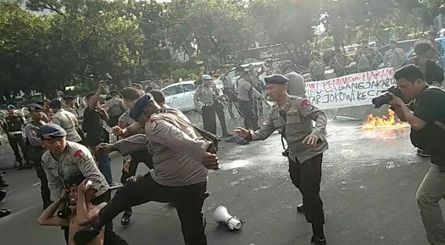 Polisi Hajar Mahasiswa