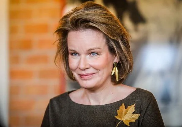 Queen Mathilde wore a khaki midi dress by Natan. Tiffany Italy gold leaf brooch, Canadian maple leaf brooch and gold earrings