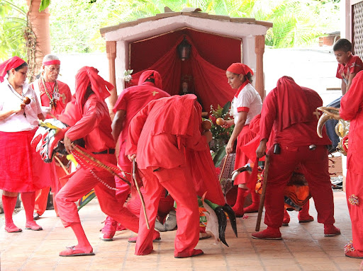 Diablos de Yare postrados frente al altar en el día de Corpus Christi en San Francisco de Yare, Municipio Bolivar, Miranda Venezuela