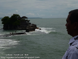 http://ejawantahnews.blogspot.com/2012/01/tanah-lot-bali-tempat-surga-dunia-para.html