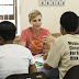 Charlize Theron comparte momentos durante el Proyecto Youth Ambassador en Sudáfrica