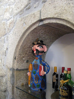 artesanato de Barcelos junto de algumas garrafas de bebidas