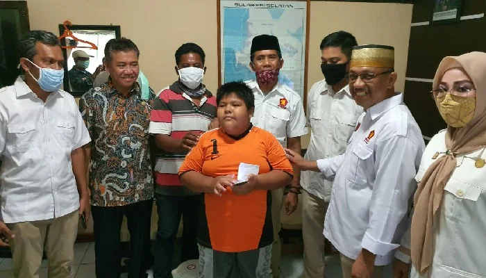 Peduli, Gerindra Pangkep Kunjungi Korban Bully