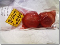 埼玉県某所で母親が仕入れてきたタマネギのワイン漬けを使ってみます。