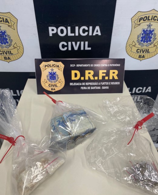 Dupla é flagrada com drogas em Feira de Santana