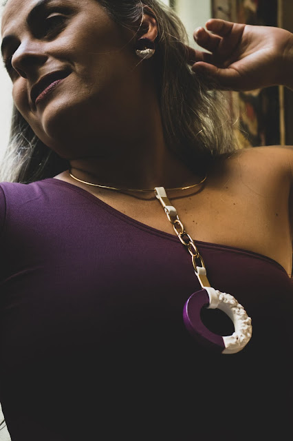 Mulher elegante usando colar de cerâmica na cor roxa e branca