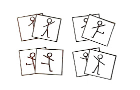 na zdjęciu widzimy kilka kwadratowych kartoników z narysowanymi na nich ludzikami w różnych pozach, z uniesionymi rękami, rogami, nogami rozstawionymi lub złączonymi