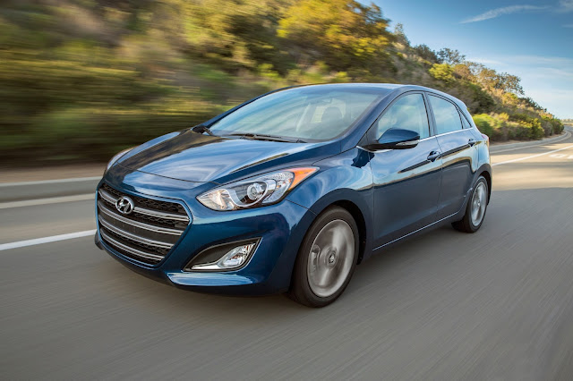 Front 3/4 view of 2016 Hyundai Elantra GT