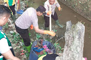 Kapolres Sarolangun Turun Langsung Bersihkan Sampah di Aliran Sungai dan Parit.