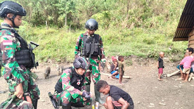 Semakin Dekat Dengan Masyarakat, Satgas Yonif RK 115/ML Pos Tinolok Melakukan Anjangsana Sambil Bagikan Layang-Layang Untuk Anak-Anak