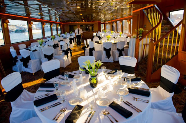 extraordinary-wedding-reception-decoration-ideas-in-black-and-white-theme-in-boat