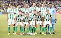 REAL BETIS BALOMPIÉ - Sevilla, España - Temporada 2017-18 - Aissa Mandi, Barragán, Camarasa, Feddal, Javi García y Adán; Francis, Andrés Guardado, Sergio León, Riza Durmisi y Joaquín. REAL BETIS BALOMPIÉ 2 (Sergio León, Feddal) REAL CLUB CELTA DE VIGO 1 (Maxi Gómez). 25/08/2017. Liga de 1ª División, jornada 2. Sevilla, estadio Benito Villamarín.