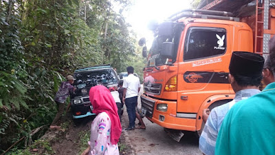 Truk Fuso Melintang Di Jalan  Lintas Barat TNBBS Sebabkan Antrian Panjang