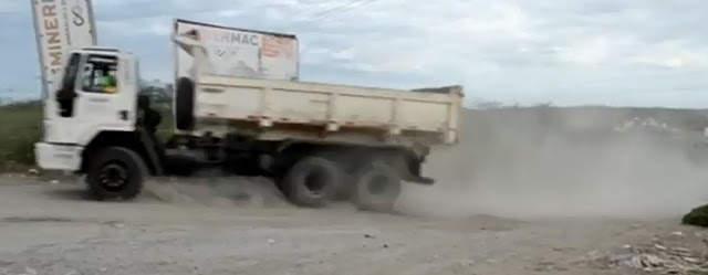 POEIRA PROVOCADA POR TRÁFEGO DE CAMINHÕES COLOCA PESSOAS EM SITUAÇÃO DE RISCO EM SOBRAL-CE  