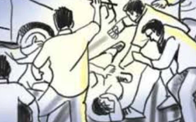 मामूली विवाद पर जमकर चले लाठी-डंडे, मारपीट का वीडियो सोशल मीडिया में हुआ वायरल घटना रीवा जिले के जवा तहसील का है