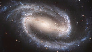 Foto Terbaik Teleskop Hubble, Spiral Galaxy NGC 1300