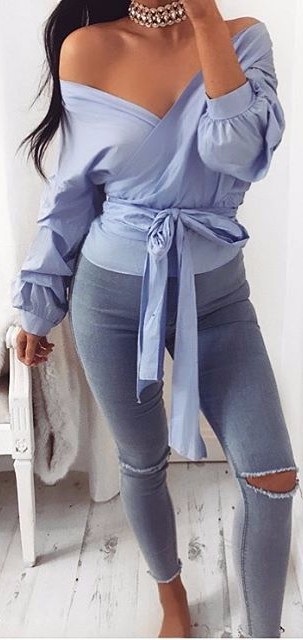 blue accents / wrap off-the-shoulder top + ripped jeans 
