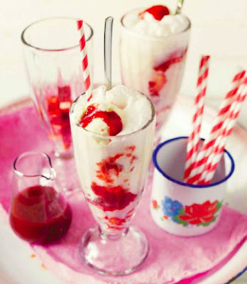 Old Fashioned strawberry ice cream sundaes