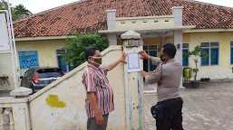 Bhabinkamtibmas Polsek Patrol Lakukan Sosialisasi Dan Penempelan Maklumat Kapolri Tentang Atribut Dan Simbol FPI