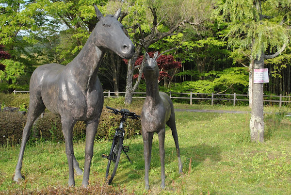 馬の彫刻がある公園