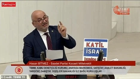ASSISTA: Parlamentar turco antissemita infarta repentinamente após discurso contra Israel